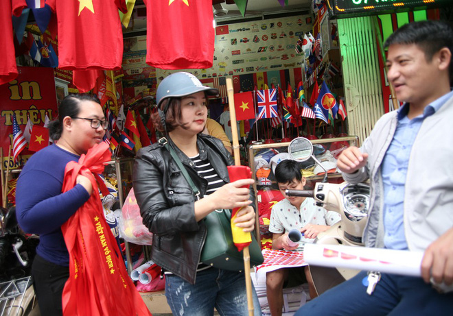 Hà Nội: Người dân ùn ùn kéo đi mua cờ hoa trước trận bóng lịch sử của U23 Việt Nam